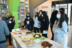 Studenti prezentē turku ēdienu